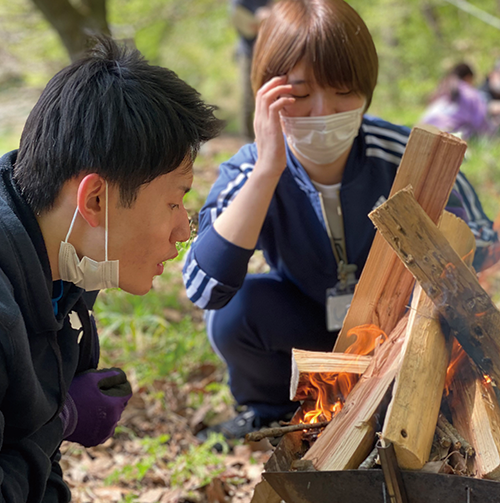 写真：研修 焚火を起こす
